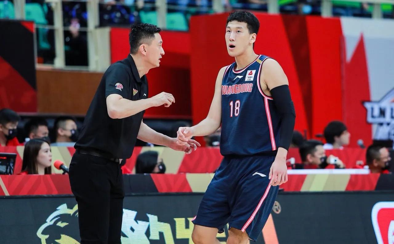 战术部署紧迫进行，球员个个拼尽全力的简单介绍