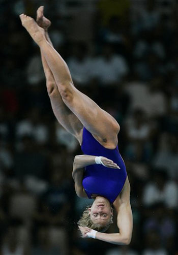 雅典欧预赛比赛掀起狂潮，球场气氛燃烧